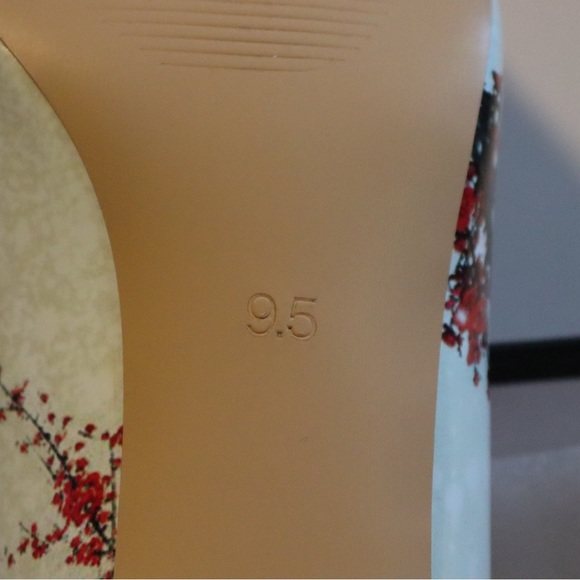 Reindee Lusion cream/off-white and red floral/branch design, size 9.5 heels - Picture 8 of 8